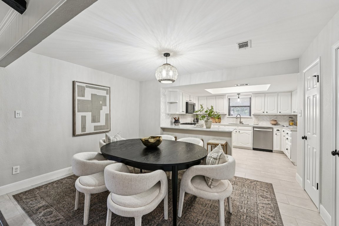 5307 Beckett Circle Austin, TX 78749 - Photo 8 of 29 Dining area featuring baseboards