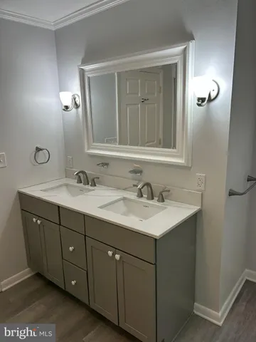 a view of entryway with furniture