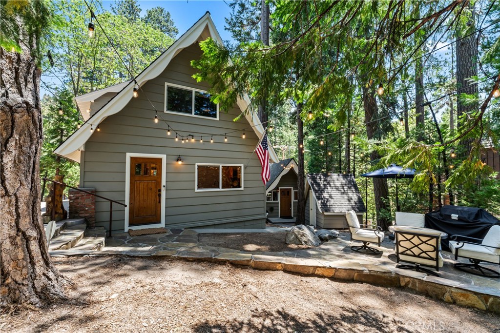 a view of a house with backyard and trees