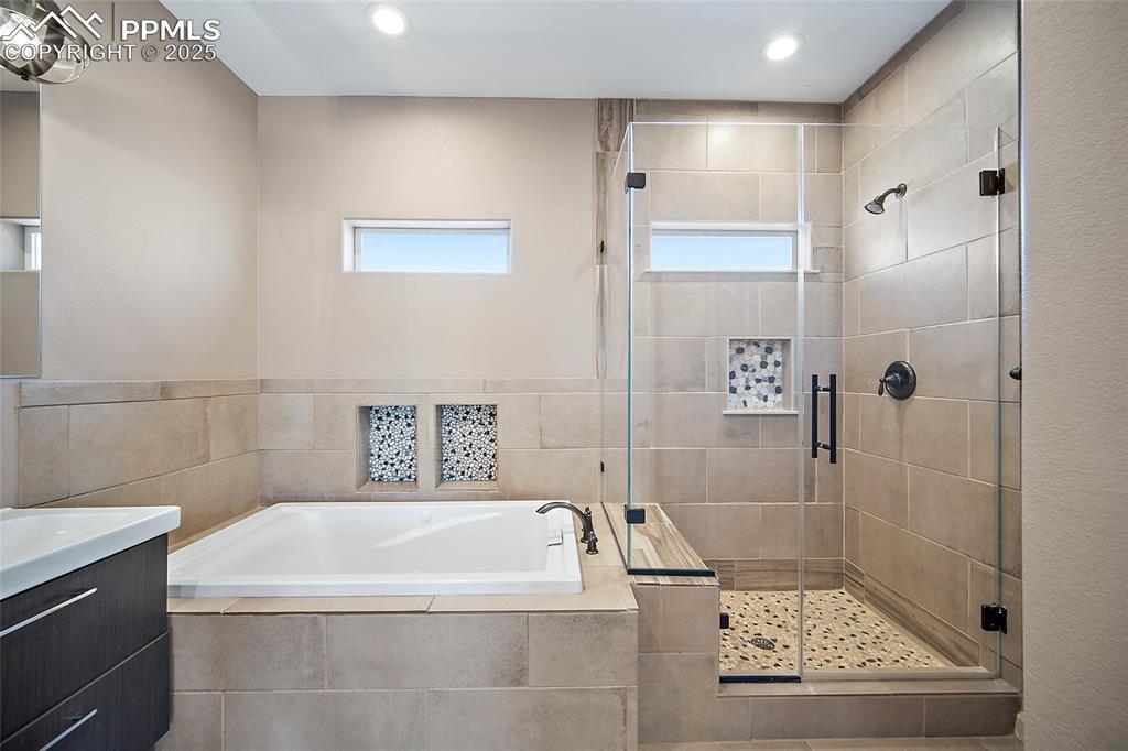 633 Tierra Verde Court Colorado Springs, CO 80904 - Photo 23 of 50 a bathroom with a bathtub and shower
