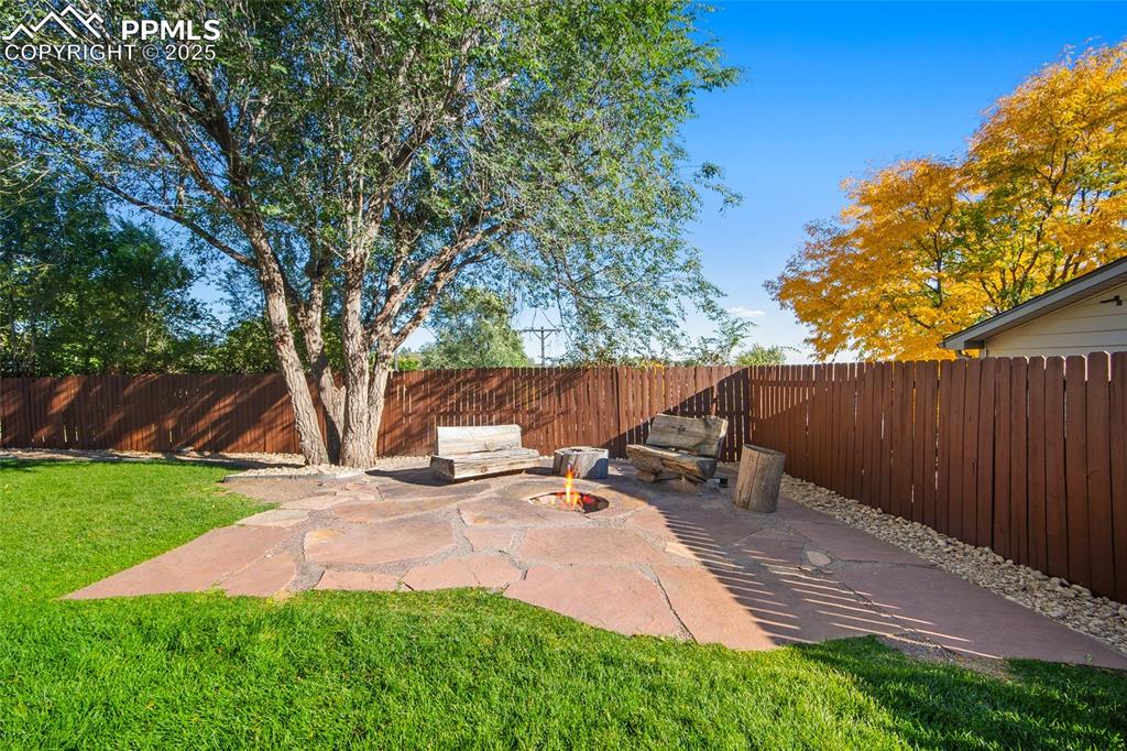 633 Tierra Verde Court Colorado Springs, CO 80904 - Photo 42 of 50 a backyard of a house with table and chairs