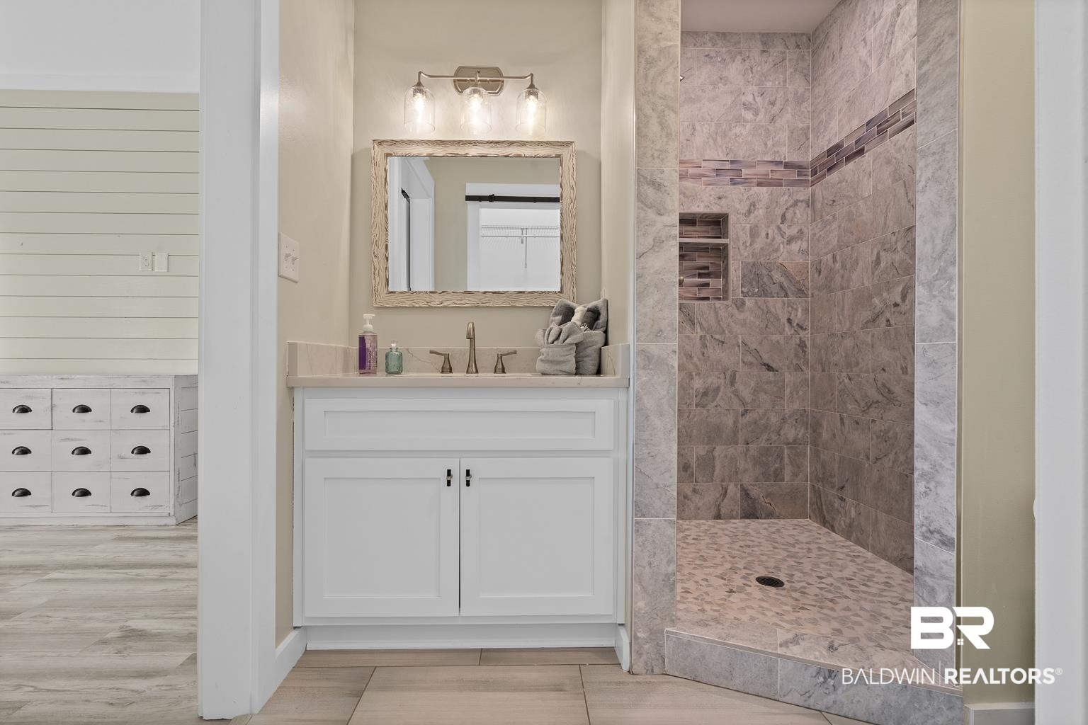 2586 Muscogee Road Gulf Shores, AL 36542 - Photo 23 of 55 Bathroom with tiled shower, vanity, and hardwood / wood-style floors