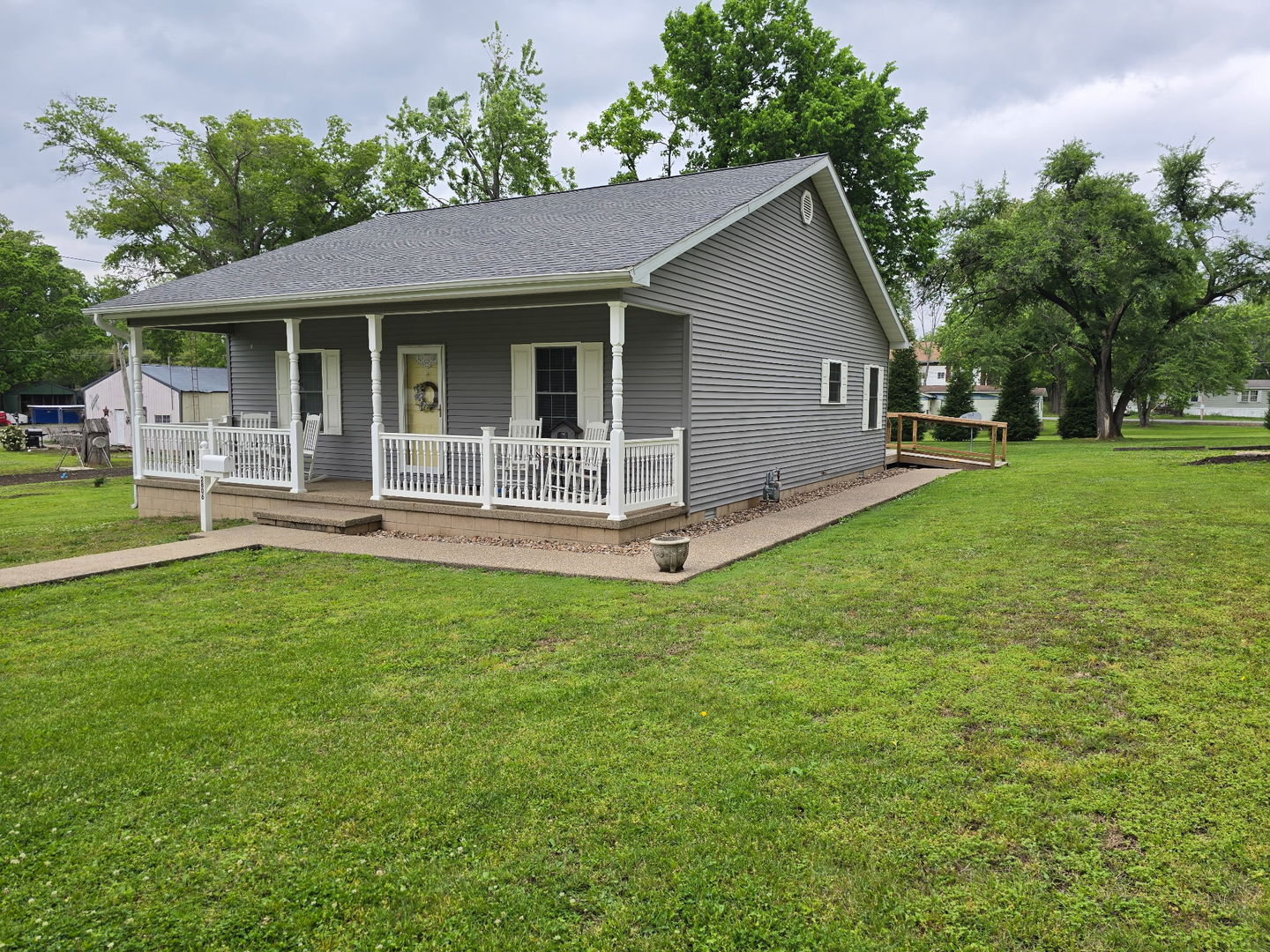 2806 Jones Street Eldorado, IL 62930 - Photo 2 of 23