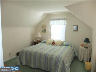 361 Garden Road Springfield, PA 19064 - Photo 6 of 12 a bedroom with a bed and a window