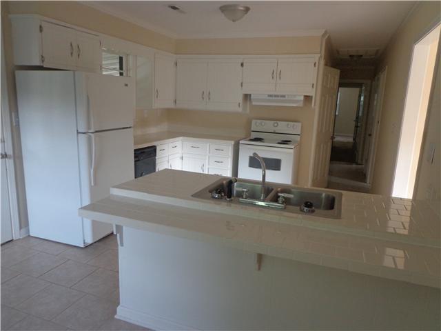 318 Jackson Road Portland, TN 37148 - Photo 5 of 18 Kitchen w/ Tile Countertops/Floor