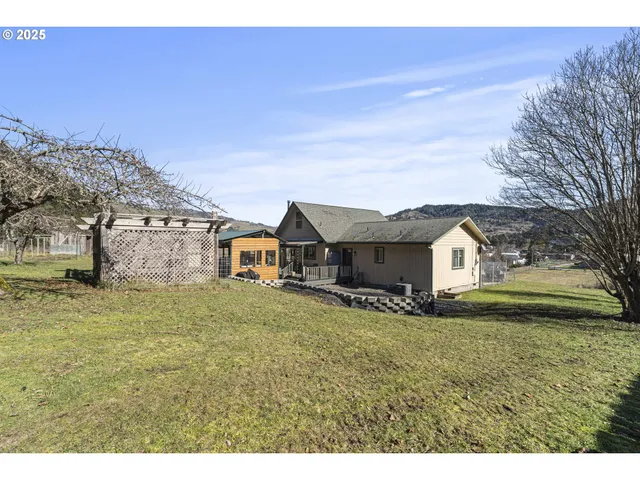 a view of a yard with plants