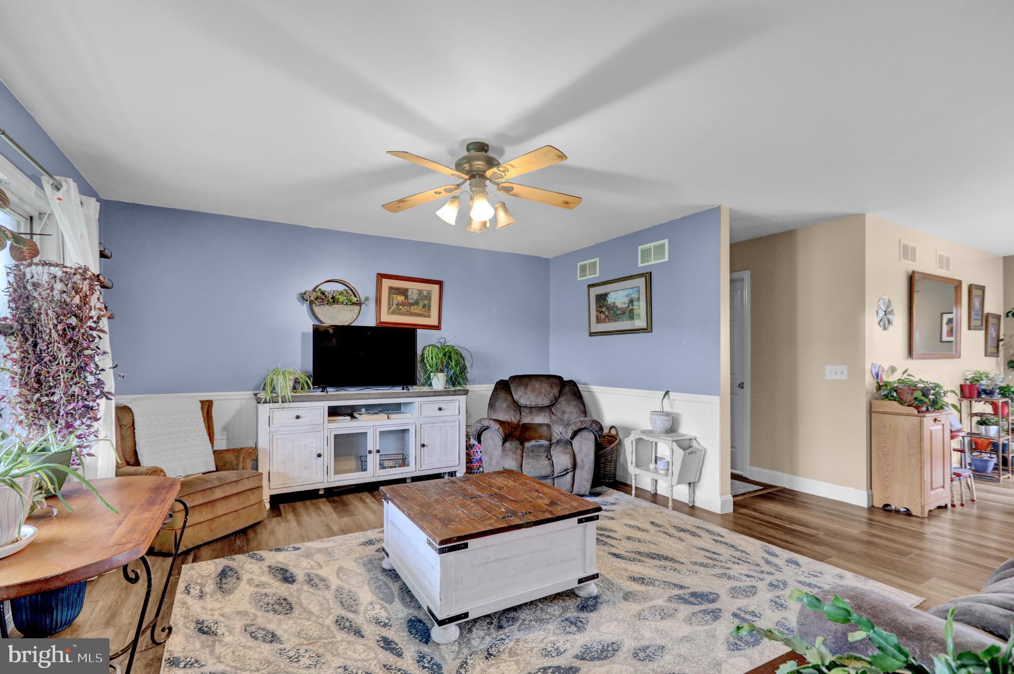 77 Miller Road Bernville, PA 19506 - Photo 3 of 39 Living room