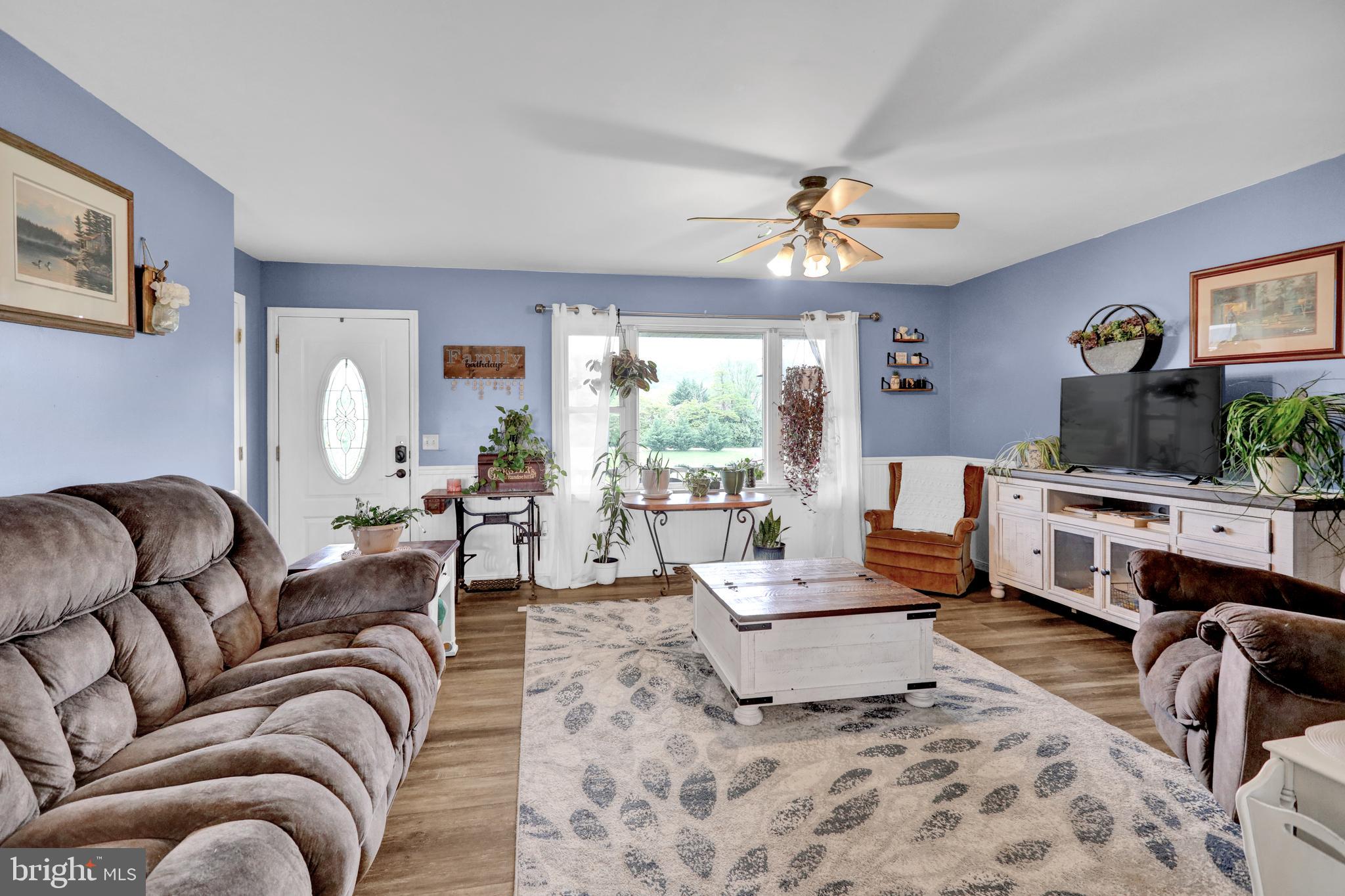 77 Miller Road Bernville, PA 19506 - Photo 4 of 39 Living room