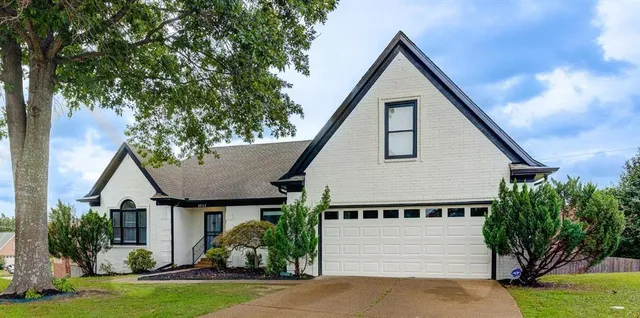 a view of a house with a backyard