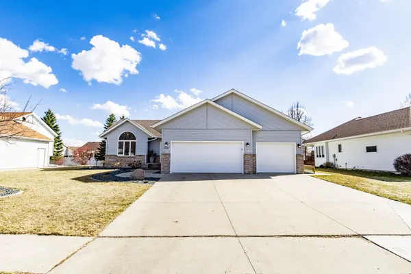 $422,000 | 3322 42nd Avenue South, Fargo, ND 58104