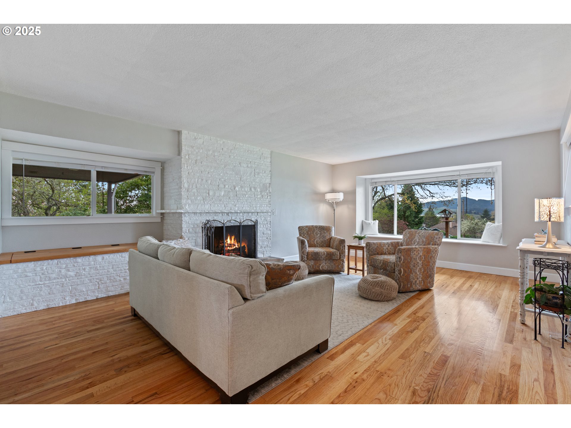 615 Meadow View Road Forest Grove, OR 97116 - Photo 5 of 34 Living Room