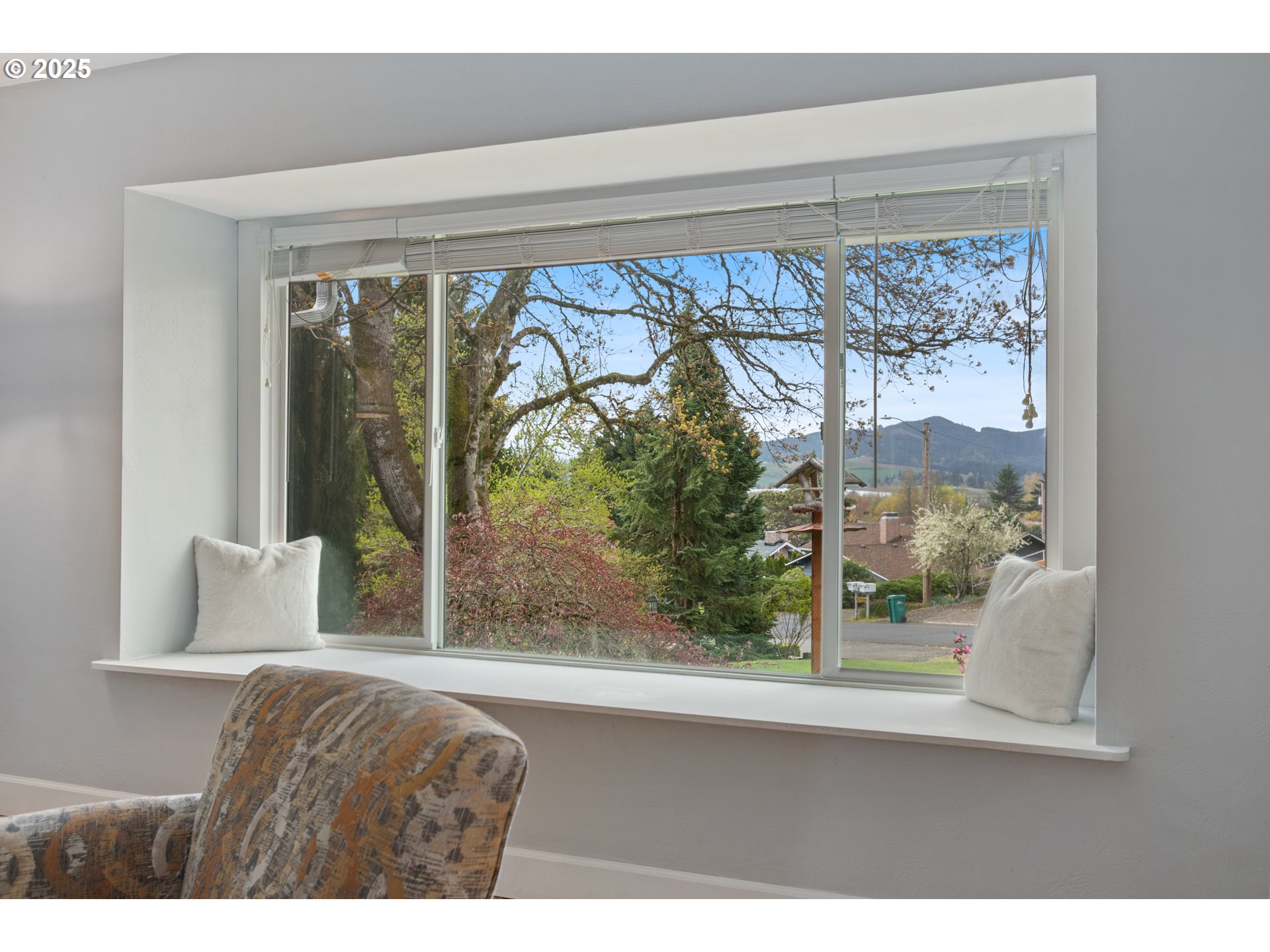 615 Meadow View Road Forest Grove, OR 97116 - Photo 6 of 34 Living Room