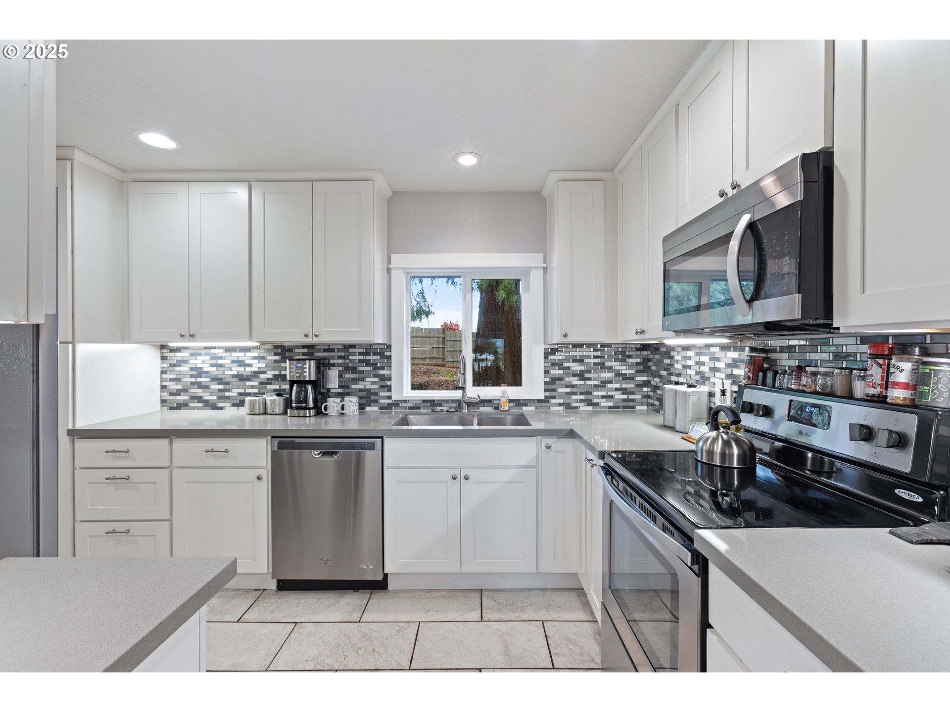 615 Meadow View Road Forest Grove, OR 97116 - Photo 9 of 34 Kitchen