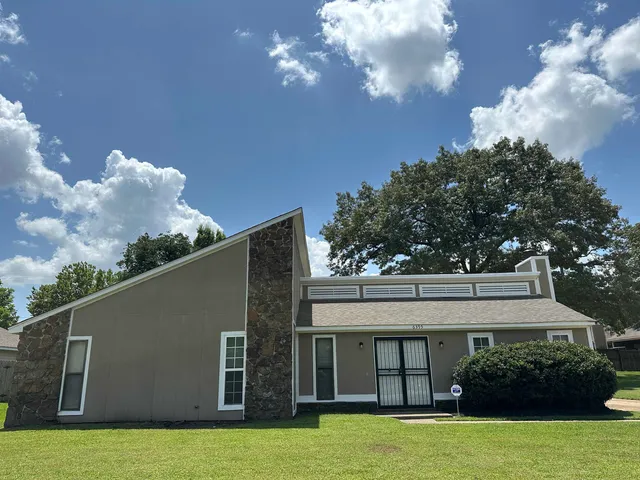 a view of a house with backyard and garden