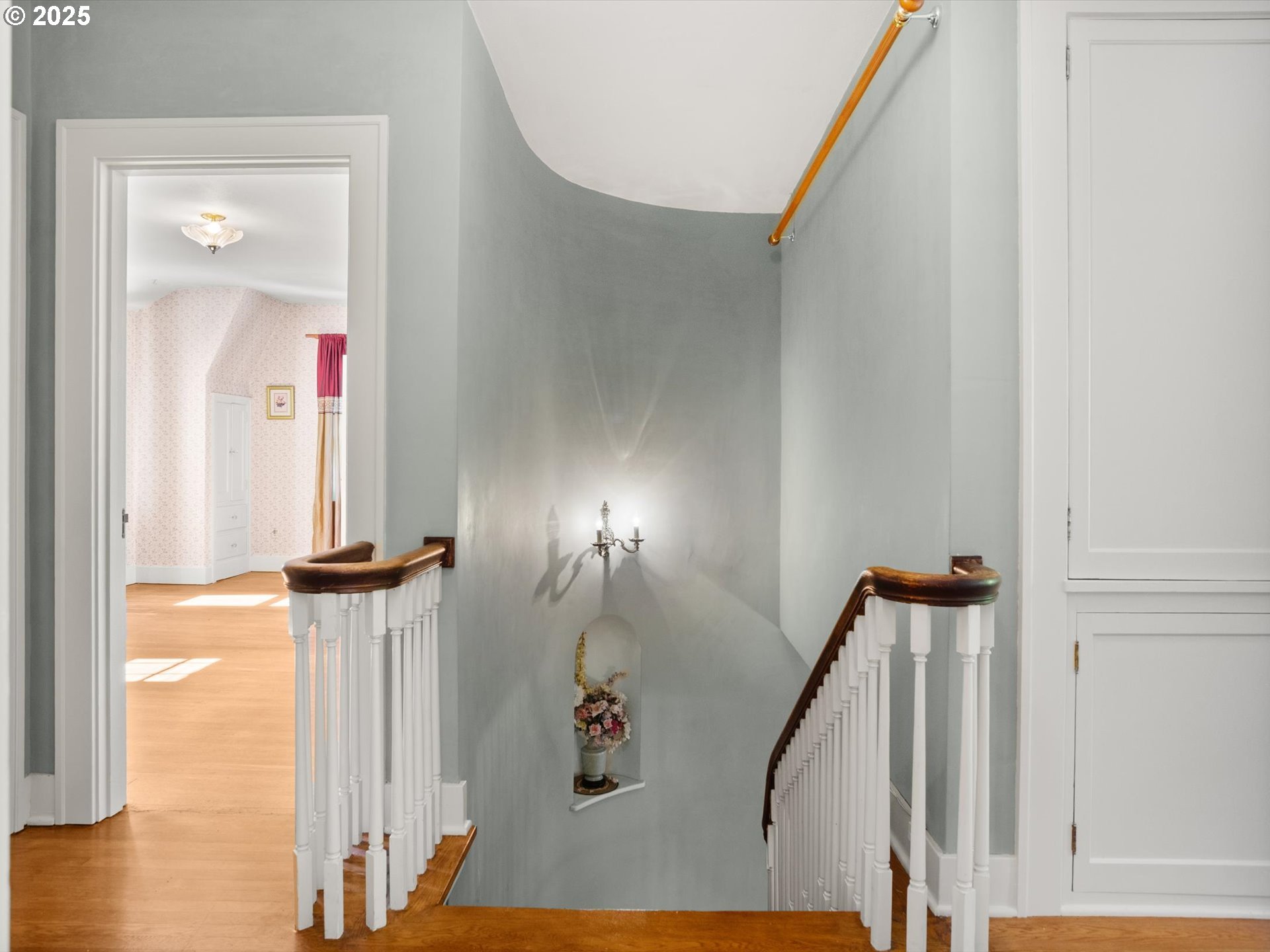 2917 Southwest Fairview Boulevard Portland, OR 97205 - Photo 12 of 25 a view of a hallway with windows and entryway