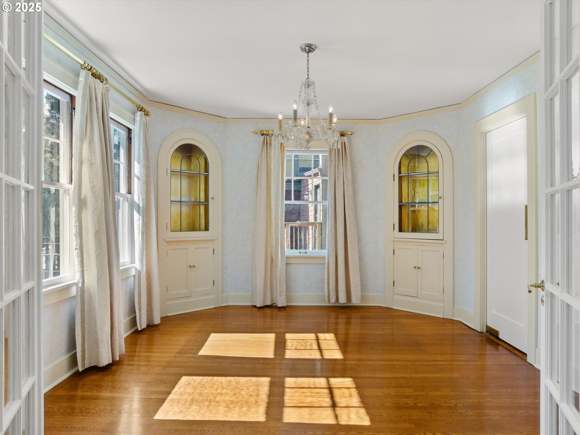 2917 Southwest Fairview Boulevard Portland, OR 97205 - Photo 7 of 25 a view of an entryway with a chandelier