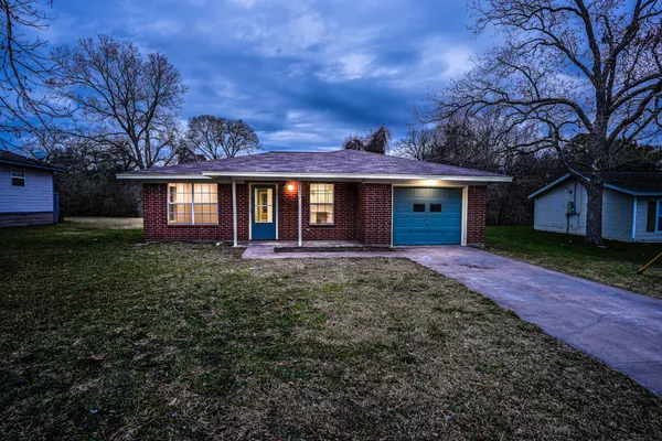 $1,800 | 1007 Sycamore Street, Brenham, TX 77833