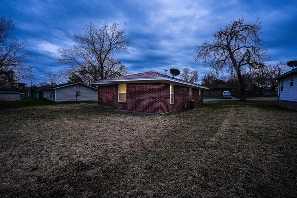 $1,800 | 1007 Sycamore Street, Brenham, TX 77833