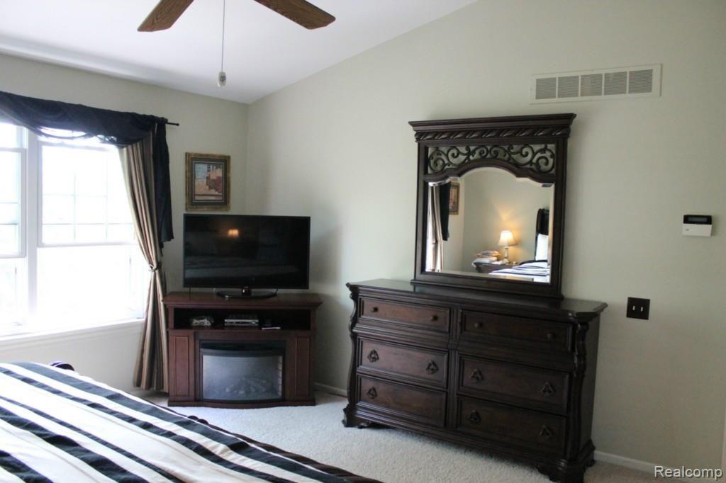 156 Saxon Court Rochester, MI 48307 - Photo 10 of 20 IMG_4881.jpg