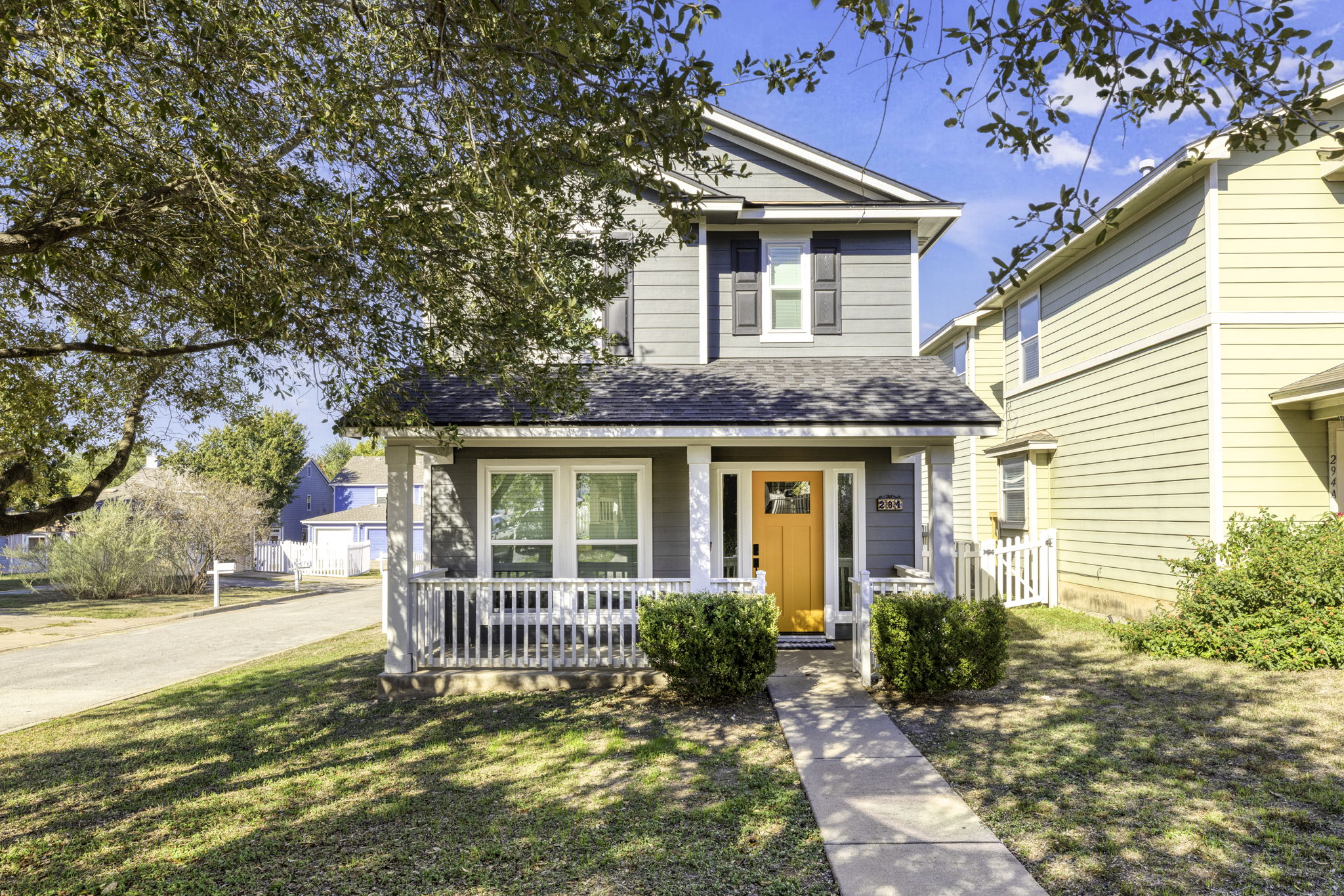 a view of backyard of the house