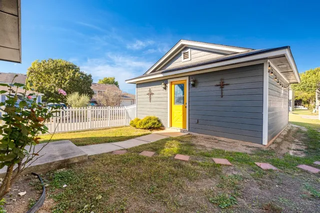 a view of back yard of the house