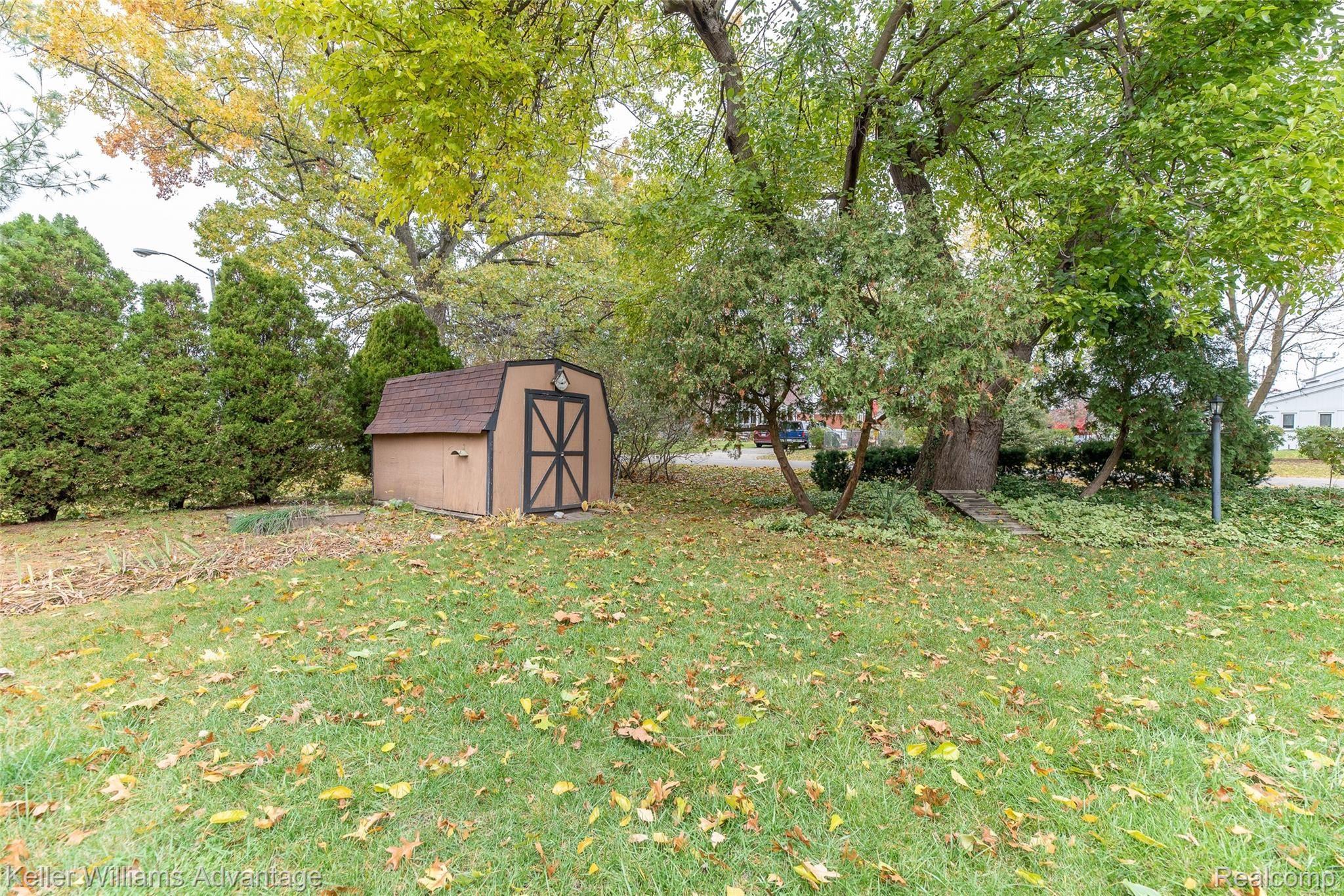 11099 Levan Road Livonia, MI 48150 - Photo 37 of 41 DSC_0853.jpg