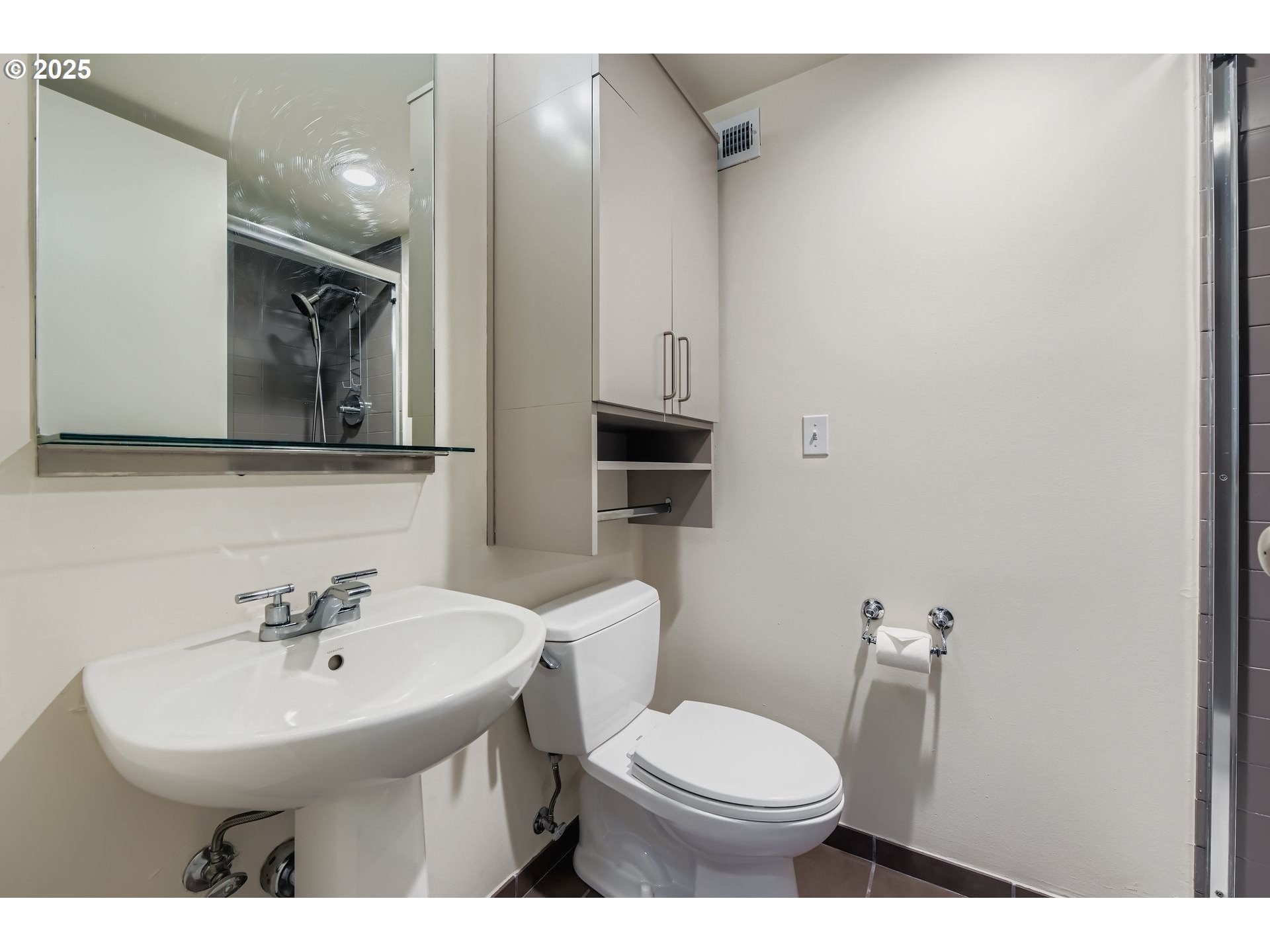 255 Southwest Harrison Street, Unit 9D Portland, OR 97201 - Photo 18 of 32 Bathroom, Attached