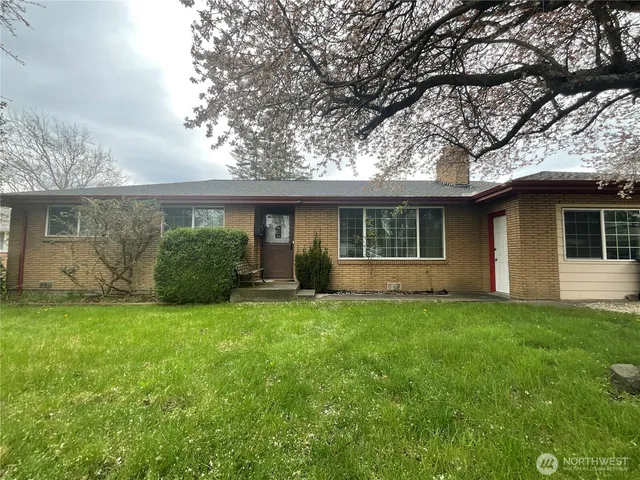 a view of a house with a backyard