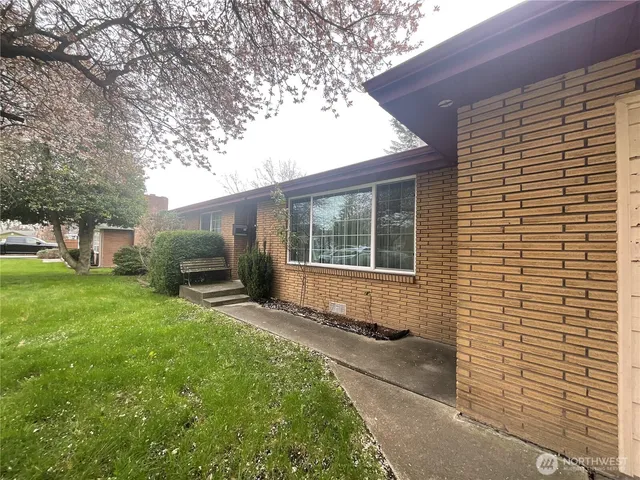 a view of house with backyard