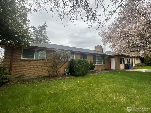 a view of a house with a yard