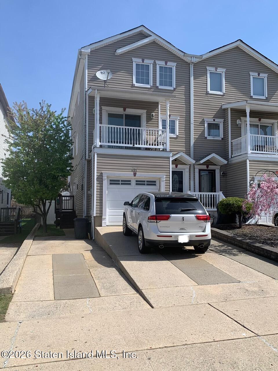 631 Travis Avenue Staten Island, NY 10314 - Photo 3 of 75 631 Travis Avenue