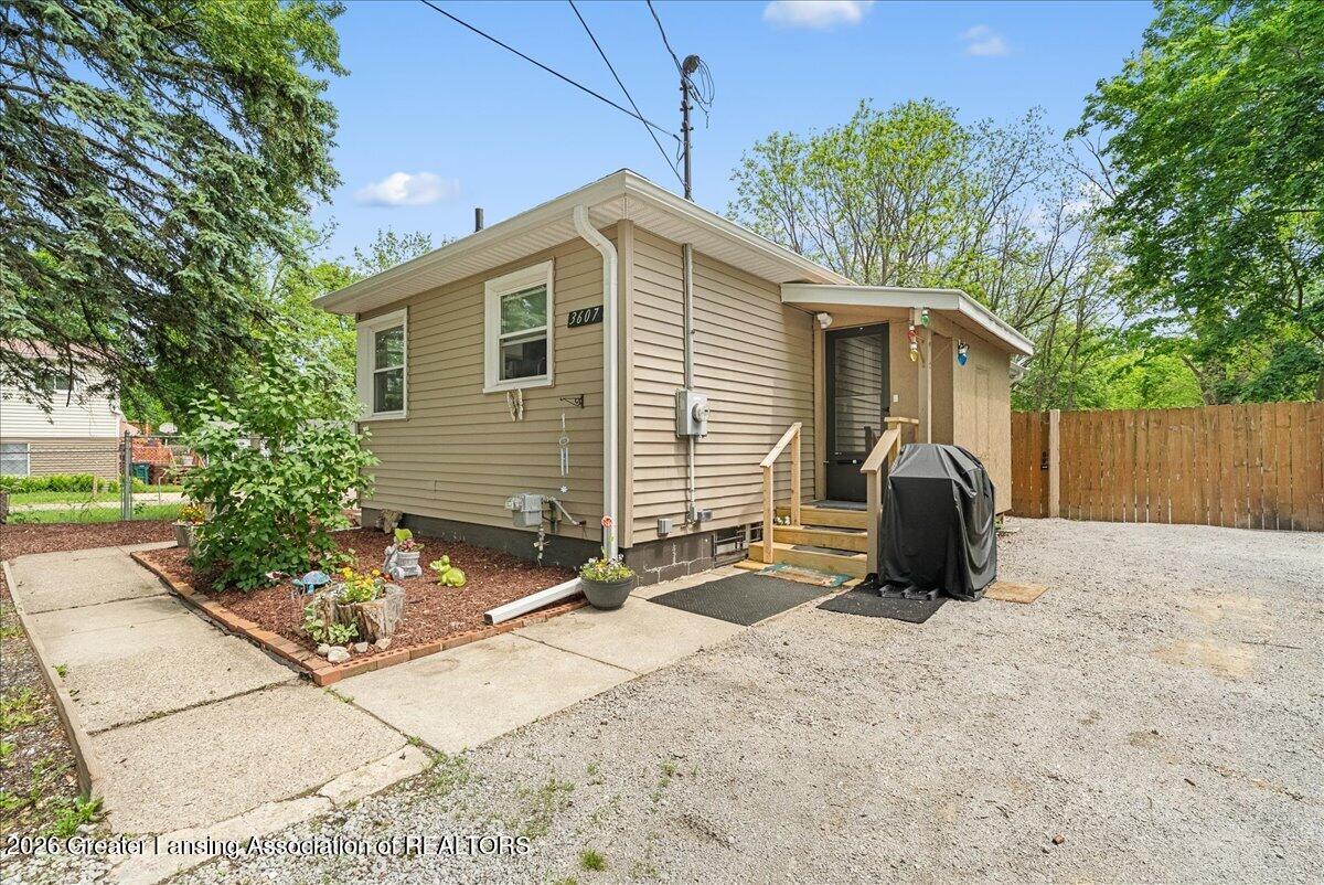 3607 Pleasant Grove Road Lansing, MI 48910 - Photo 4 of 38 07-Media Jett - 07