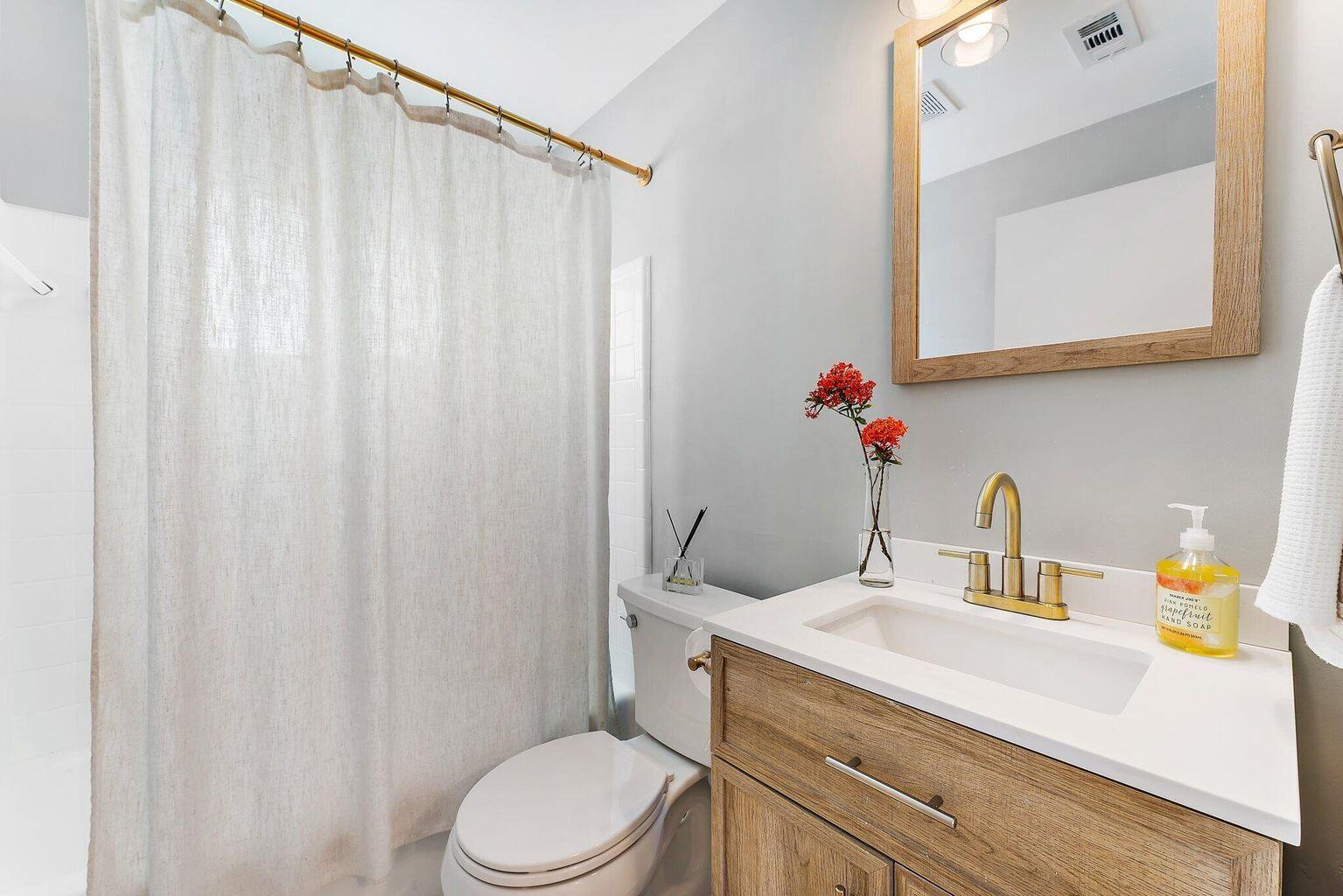 12 Pineview Road Jupiter, FL 33469 - Photo 19 of 28 Master Bathroom