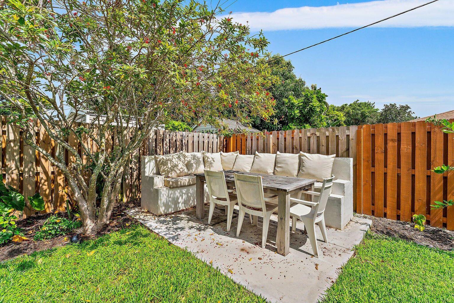 12 Pineview Road Jupiter, FL 33469 - Photo 25 of 28 Outdoor Dining