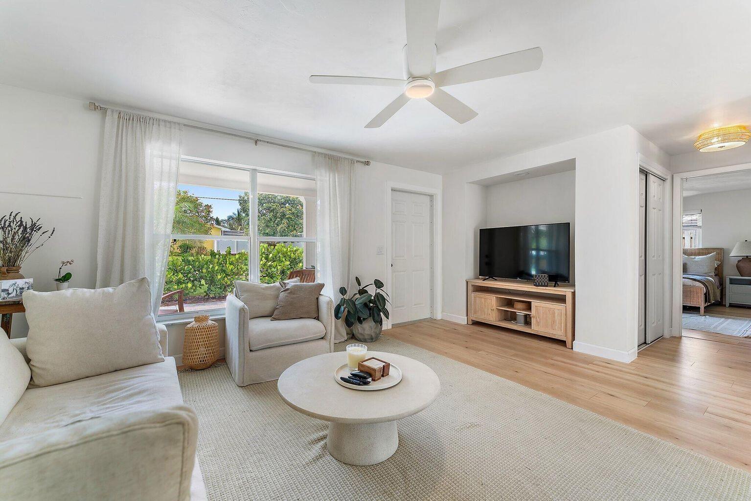 12 Pineview Road Jupiter, FL 33469 - Photo 8 of 28 Living Room