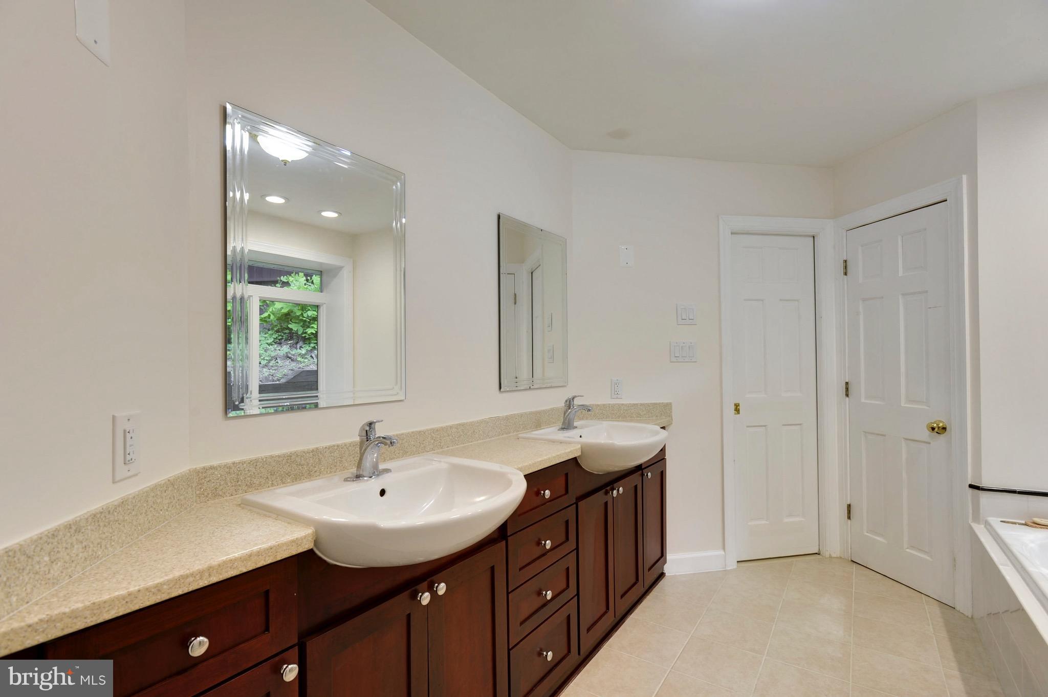 2038 Carrhill Road Vienna, VA 22181 - Photo 17 of 29 Bath (Master)