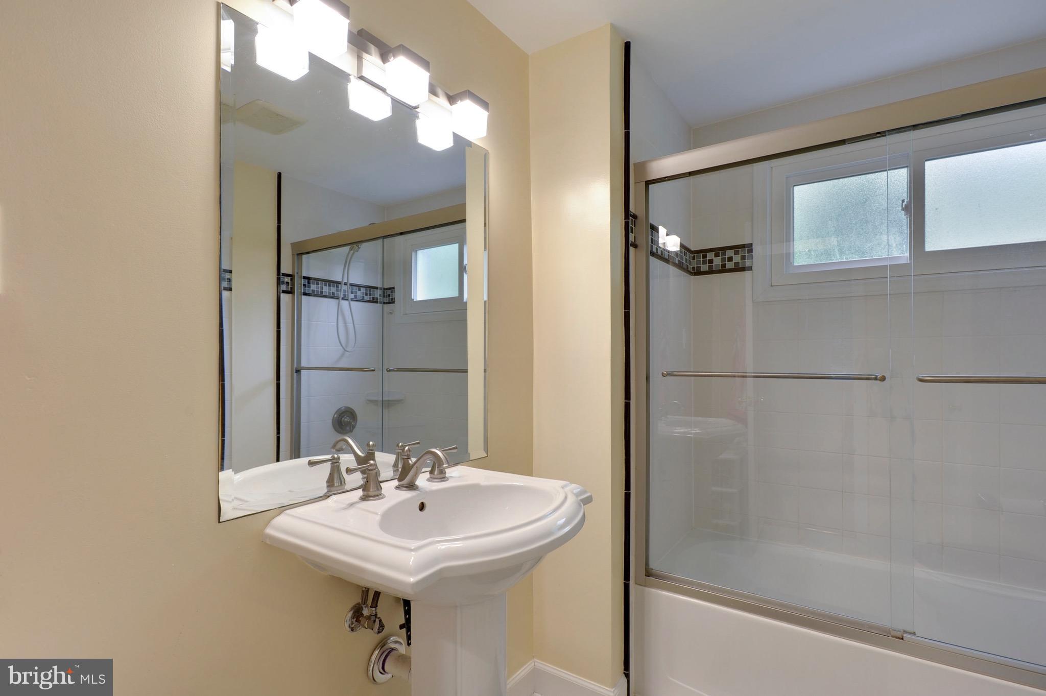 2038 Carrhill Road Vienna, VA 22181 - Photo 22 of 29 Bath
