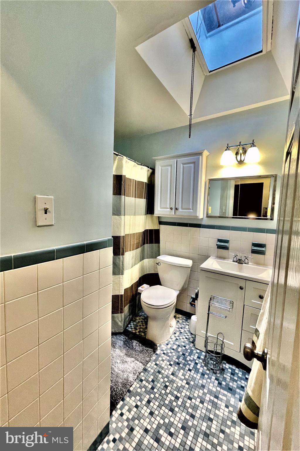 10205 West Keswick Road Philadelphia, PA 19114 - Photo 22 of 28 Bath
