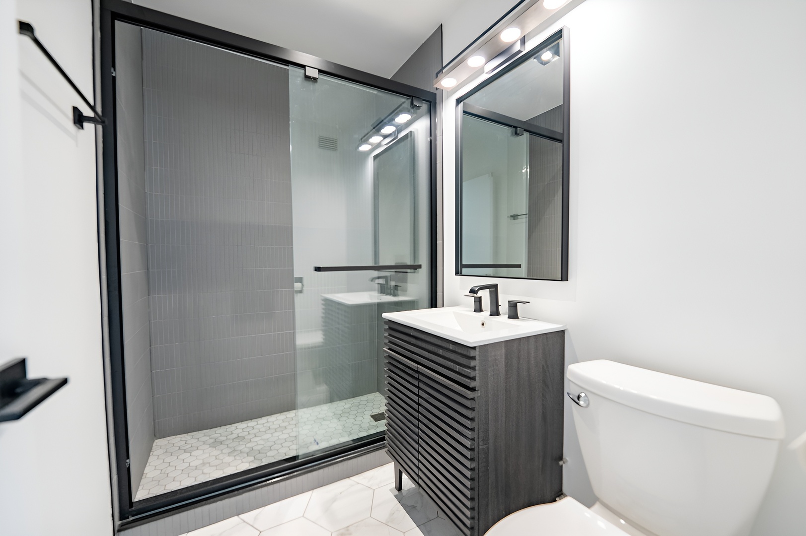 6301 North Sheridan Road, Unit 14J Chicago, IL 60660 - Photo 13 of 24