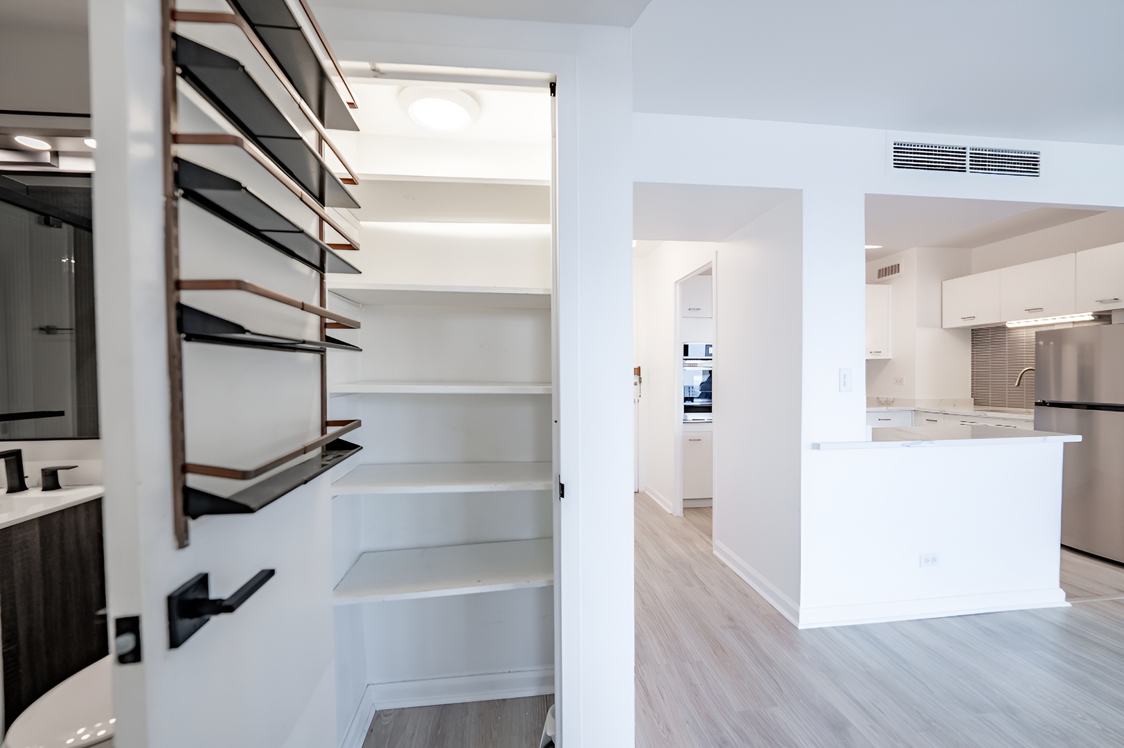 6301 North Sheridan Road, Unit 14J Chicago, IL 60660 - Photo 16 of 24