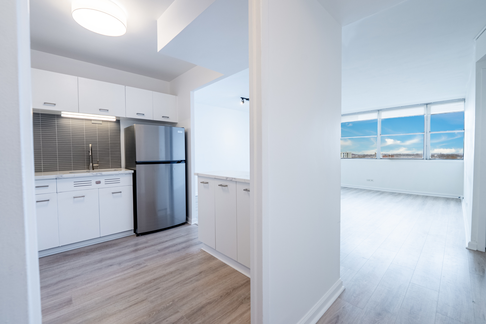 6301 North Sheridan Road, Unit 14J Chicago, IL 60660 - Photo 3 of 24