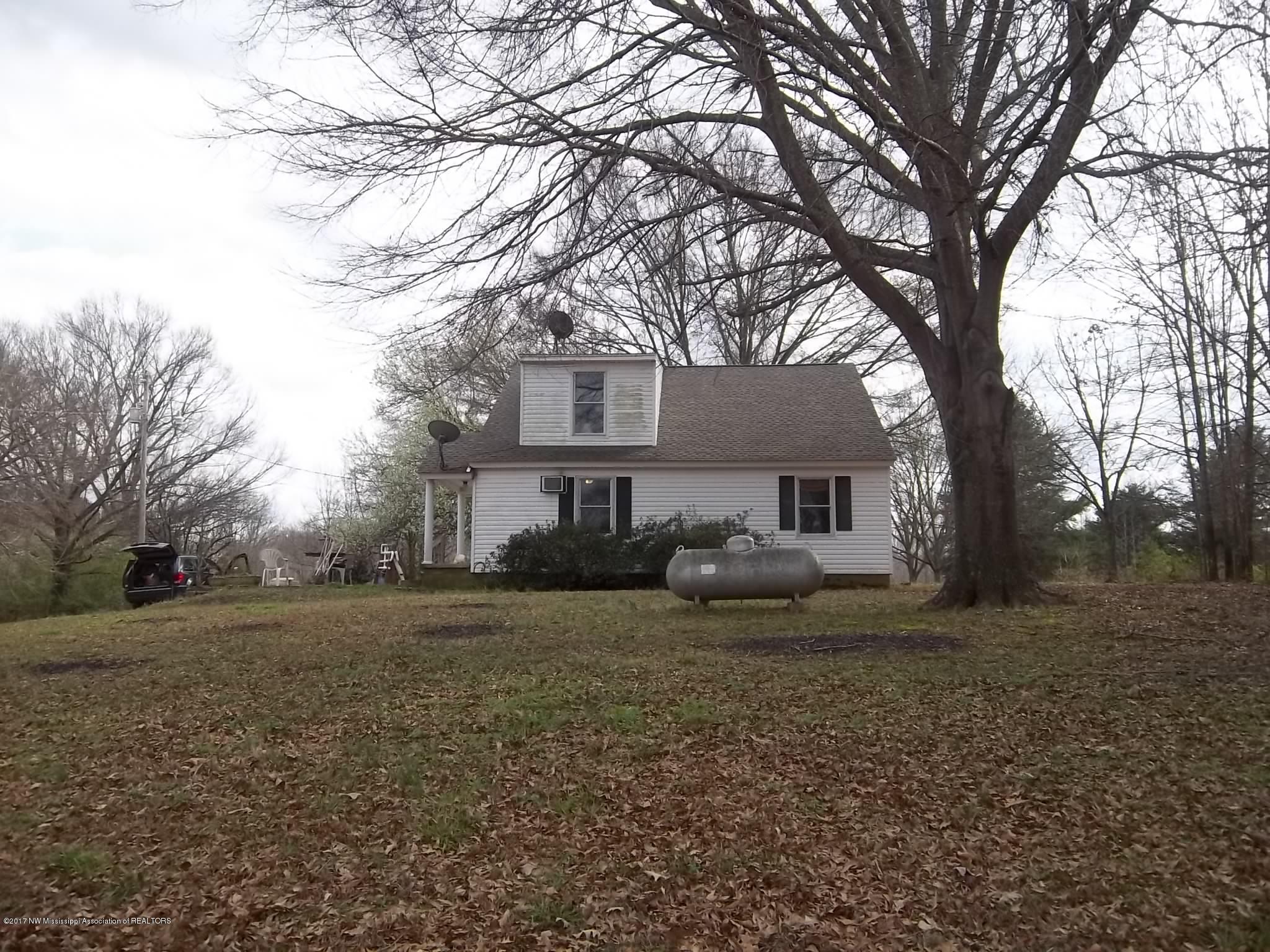 1790 Hogsfoot Road Senatobia, MS 38668 - Photo 2 of 9 100_2971