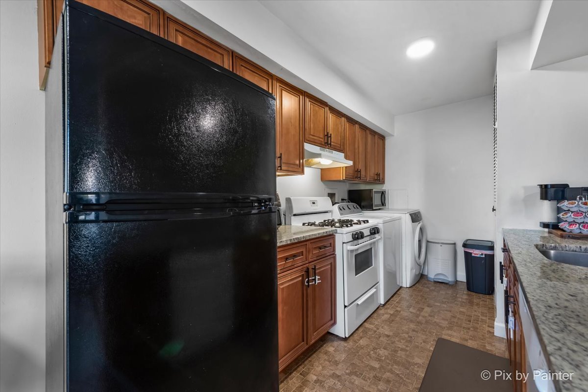 1565 Cornell Place Hoffman Estates, IL 60169 - Photo 7 of 37 a kitchen with a refrigerator stove and sink