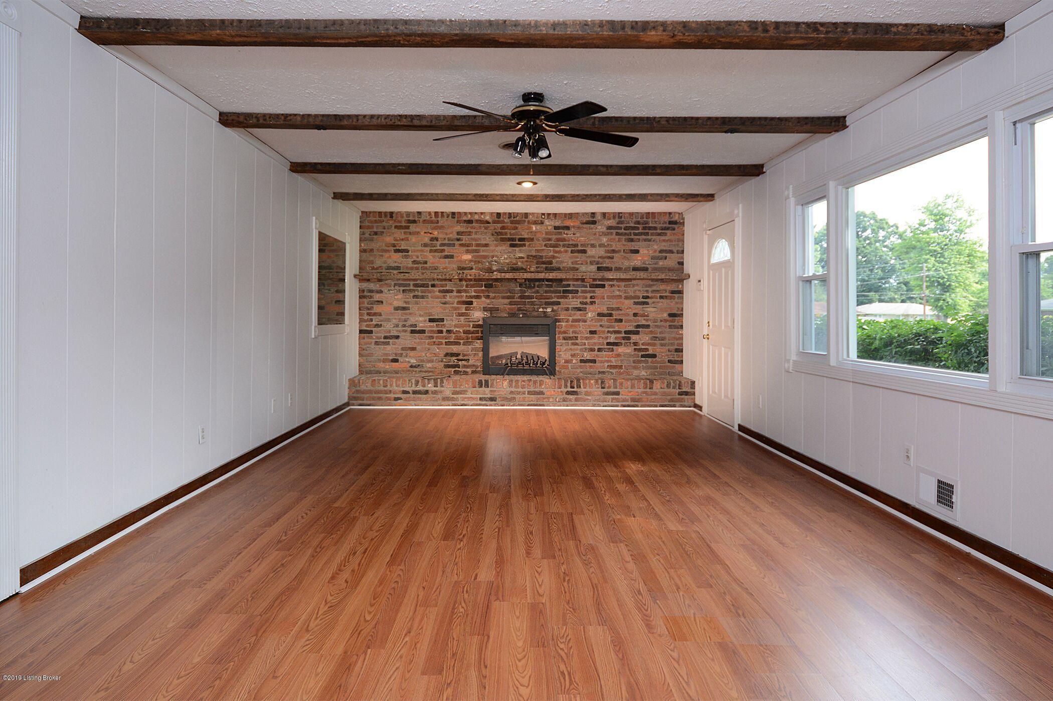 1901 Heaton Road Louisville, KY 40216 - Photo 2 of 36 GREAT ROOM