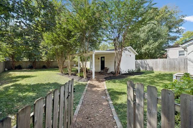 a view of a house with backyard