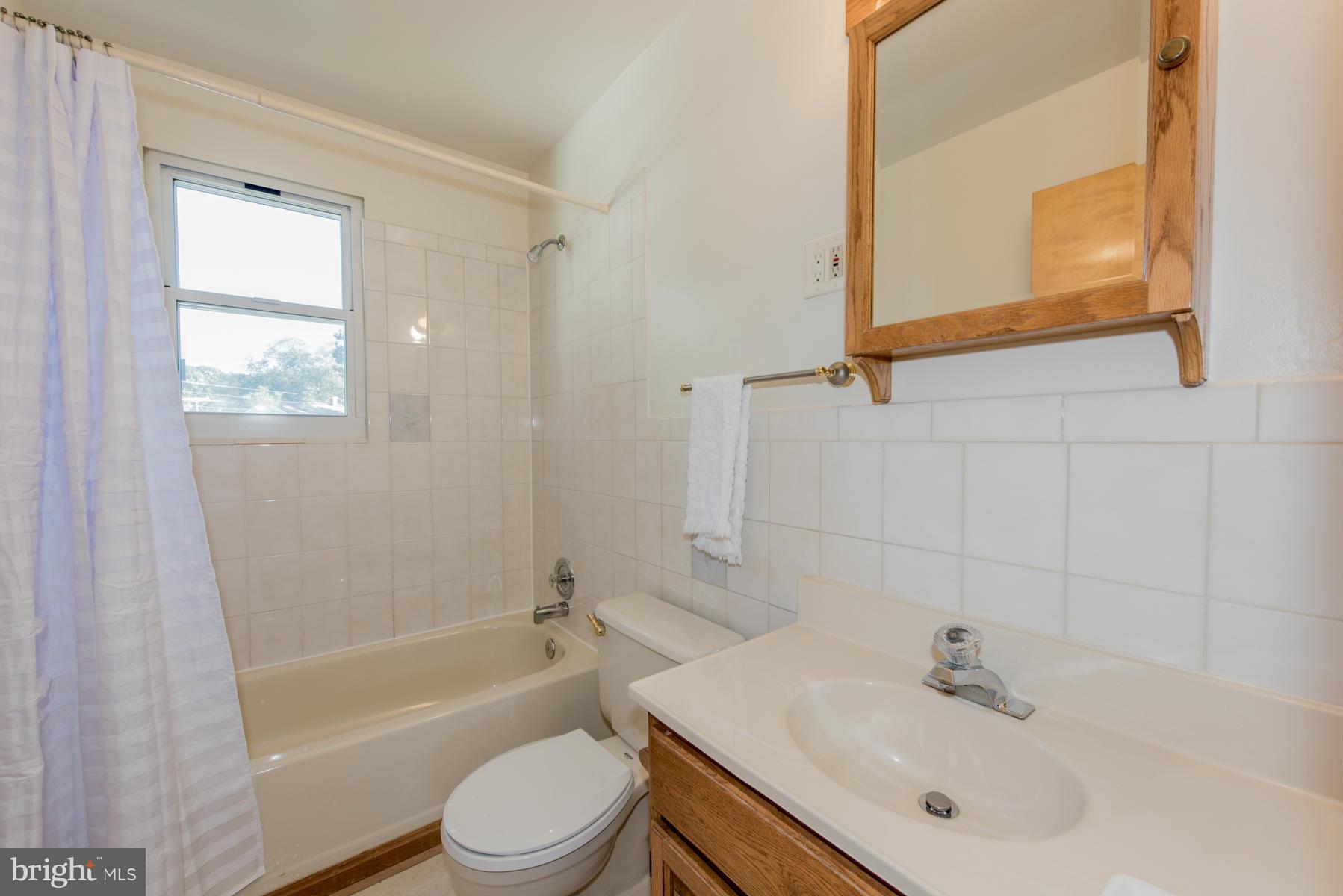 107 Ridgely Road Glen Burnie, MD 21061 - Photo 14 of 22 a bathroom with a sink toilet and bathtub