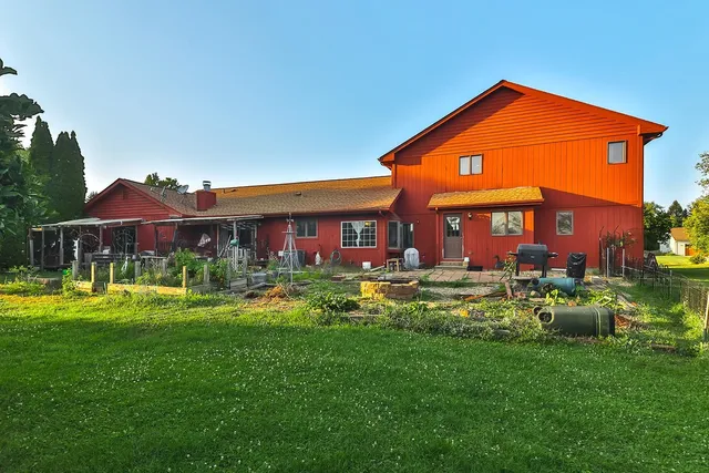 a view of a house with a yard