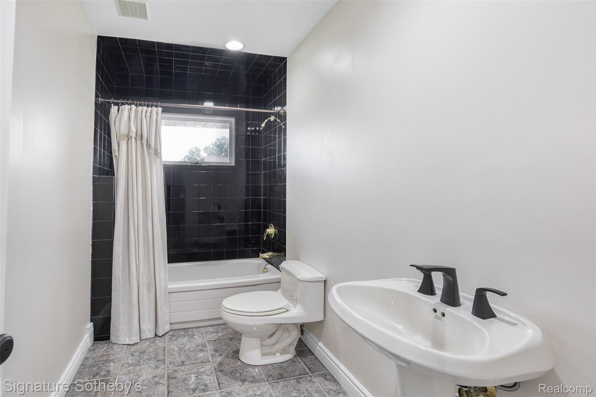 47296 Denton Road Belleville, MI 48111 - Photo 25 of 33 Full bathroom with window in shower
