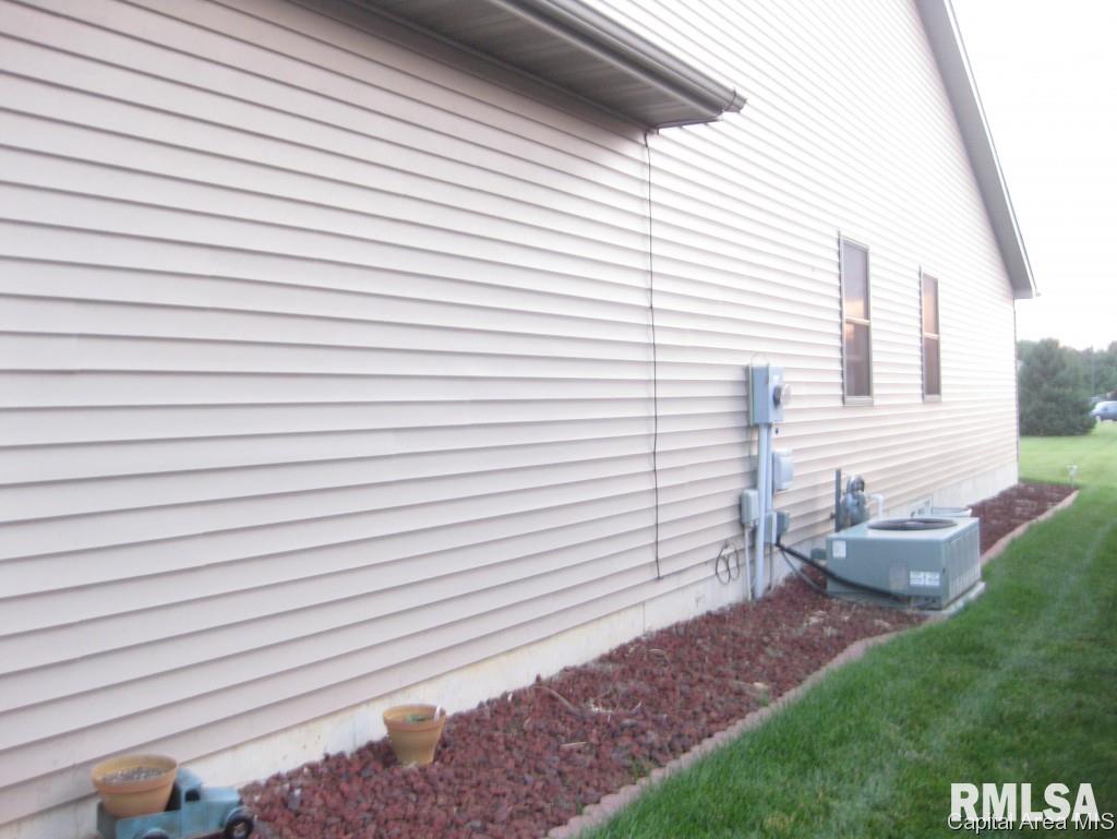 705 Heathrow Lane Rochester, IL 62563 - Photo 2 of 15