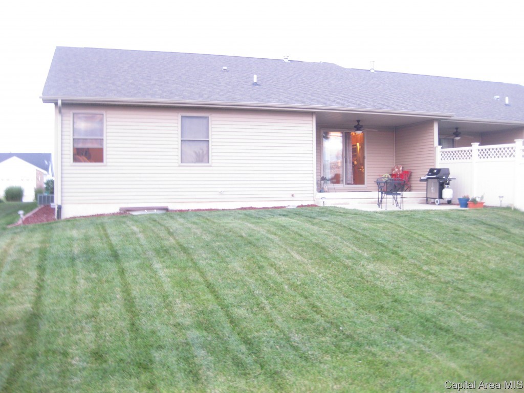 705 Heathrow Lane Rochester, IL 62563 - Photo 3 of 15
